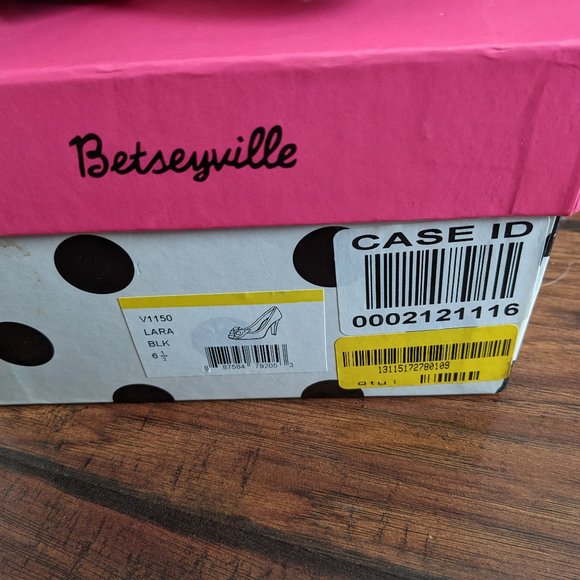 Betsey Johnson Betseyville Lara Retro Bow Pumps - Picture 8 of 8